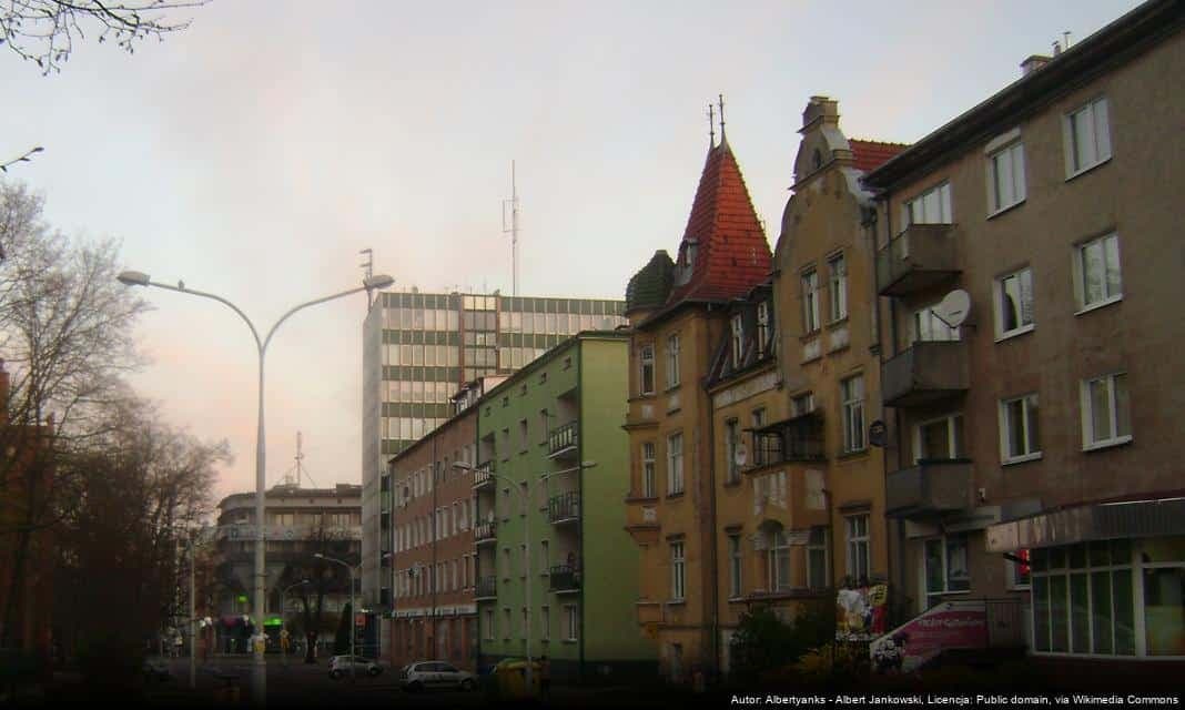 Hala Urania w Olsztynie świeci na czerwono w ramach akcji „Light Up for Inclusion”