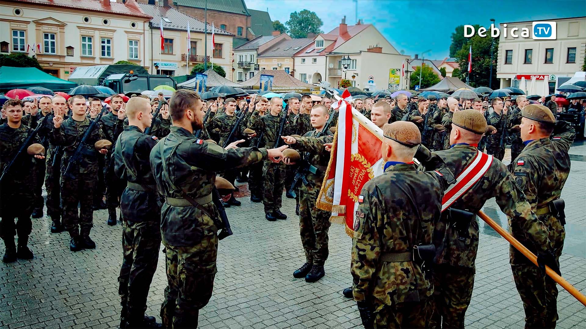Historyczna przysięga wojskowa na Rynku w Pilźnie. Blisko stu nowych żołnierzy WOT