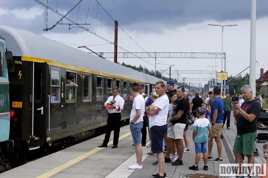 Historyczny „Hajer” zatrzymał się w Suminie. Na peronie czekali pasjonaci kolei z aparatami