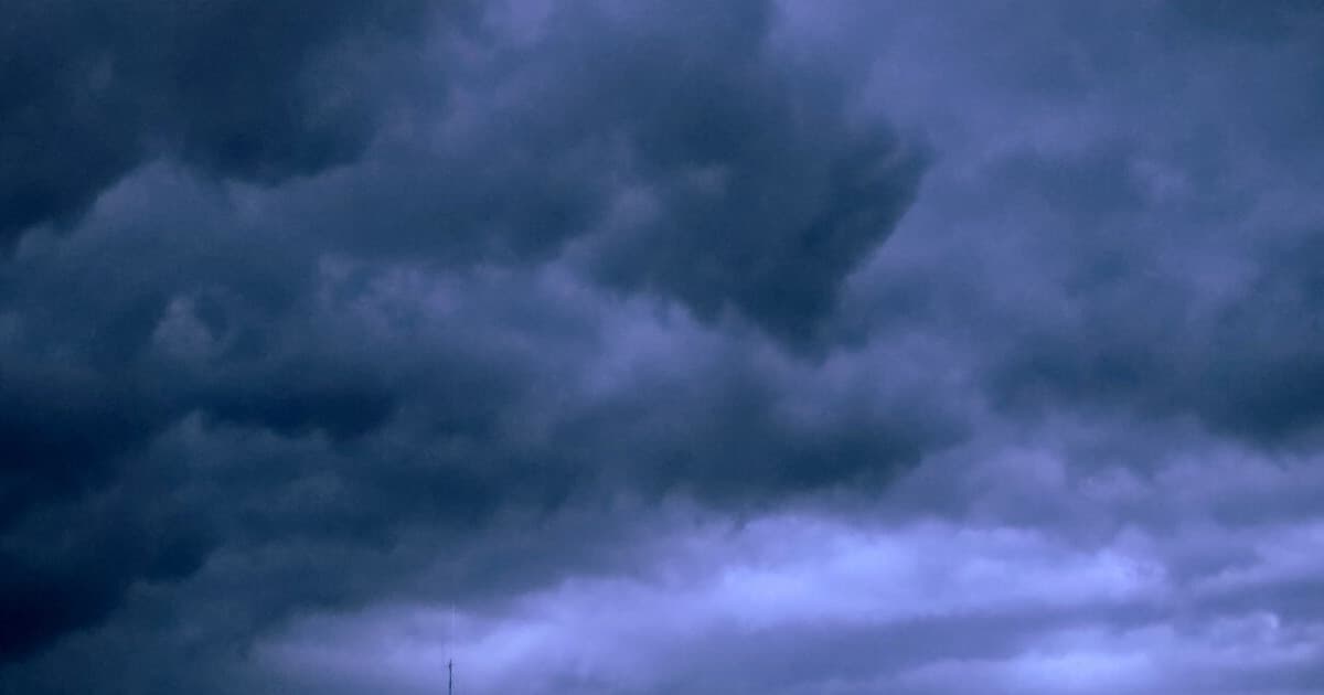 IMGW ostrzega: Potężne burze, grad i wiatr do 115 km/h