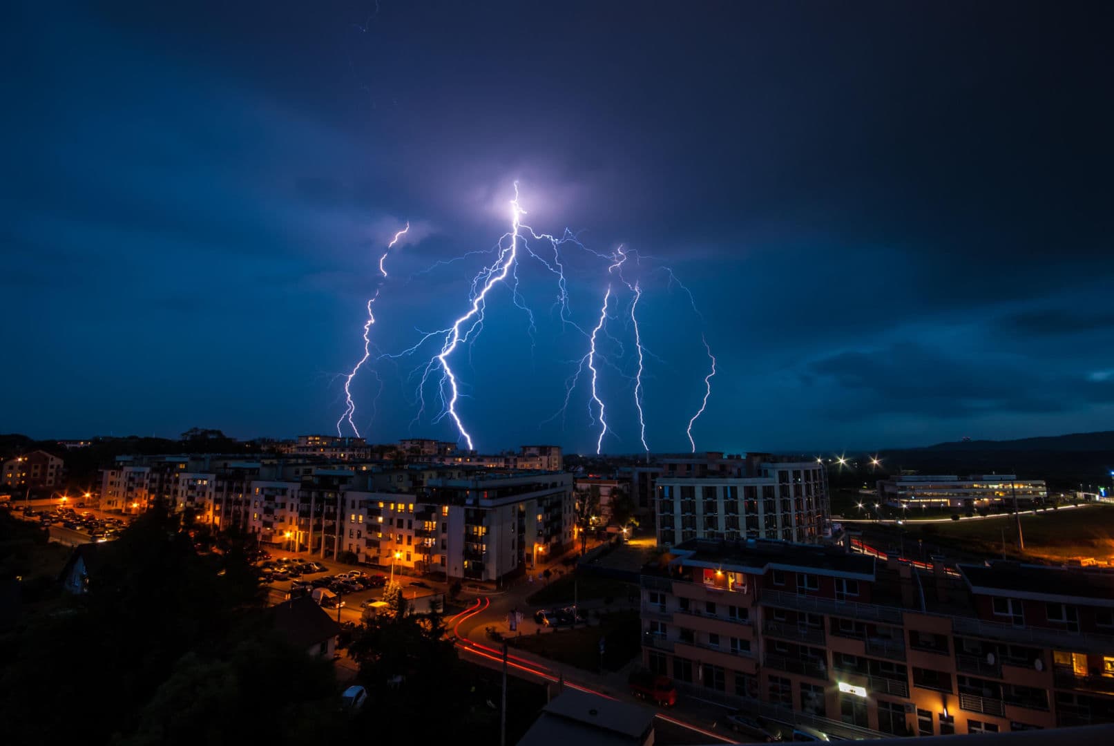 IMGW ostrzega przed burzami. W tych województwach będzie najgorzej