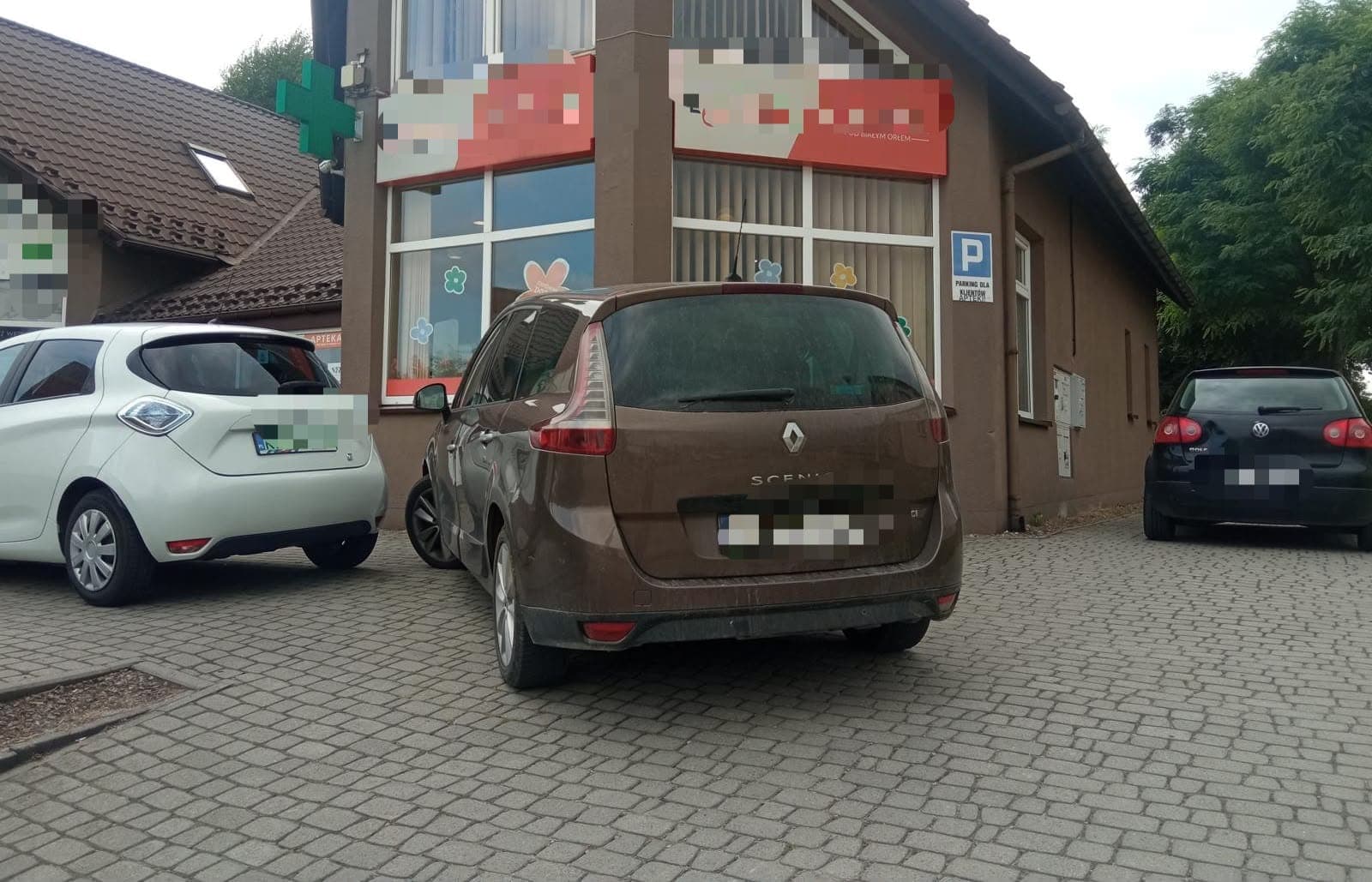 Incydent na parkingu przed przychodnią weterynaryjną w Andrychowie.