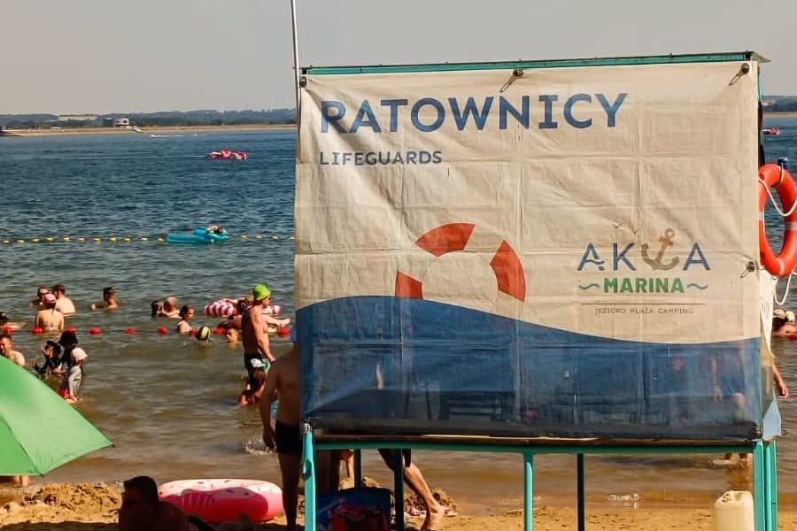 Interwencja na jeziorze. Mężczyzna pod wpływem alkoholu wyciągnięty z wody
