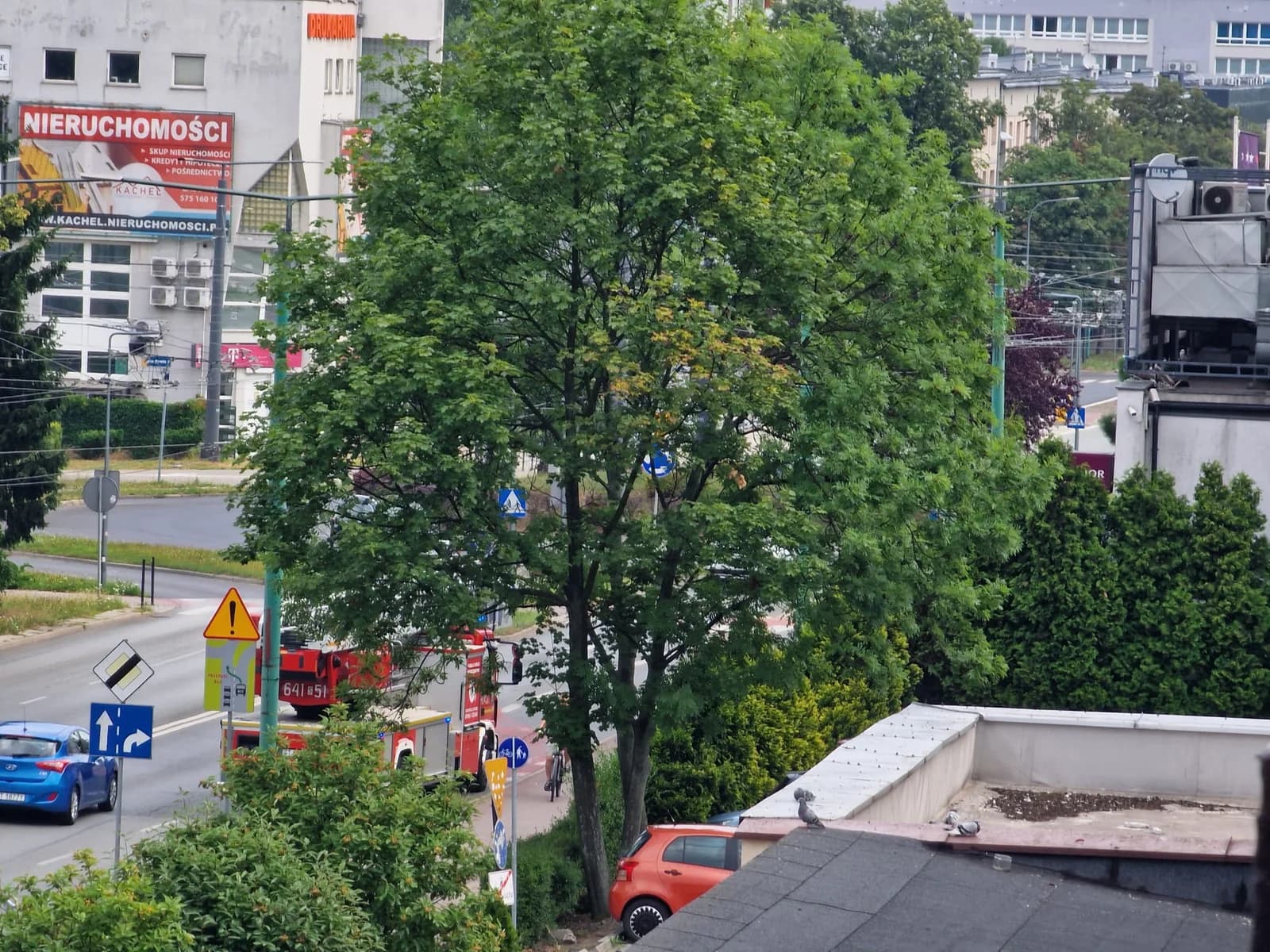 Interwencja służb w hotelu przy al. Jana Pawła II. Na miejscu m.in. strażacy, policja i negocjator