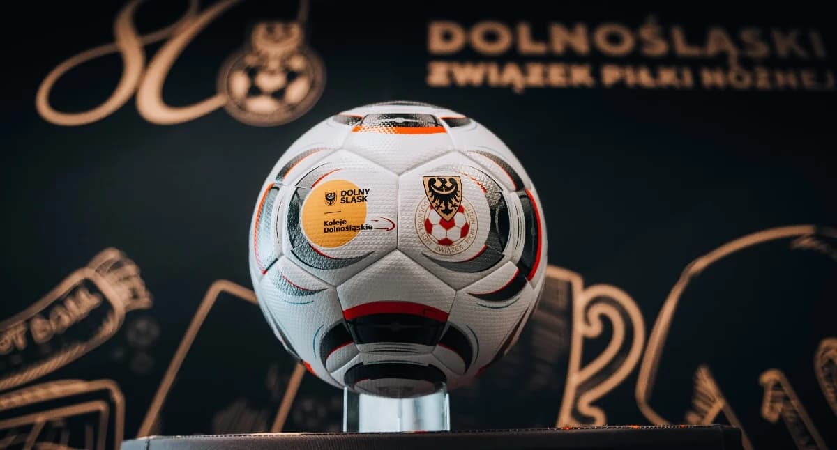 IV Liga ponownie jedzie z Kolejami Dolnośląskimi. Kibice ruszą na mecze pociągami