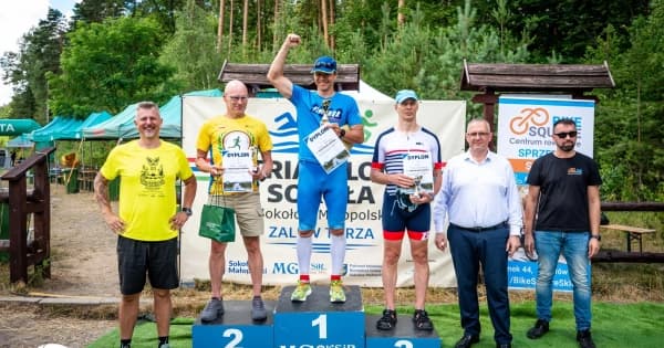 Jacek Garbacik na podium IX Triathlonu Sokoła