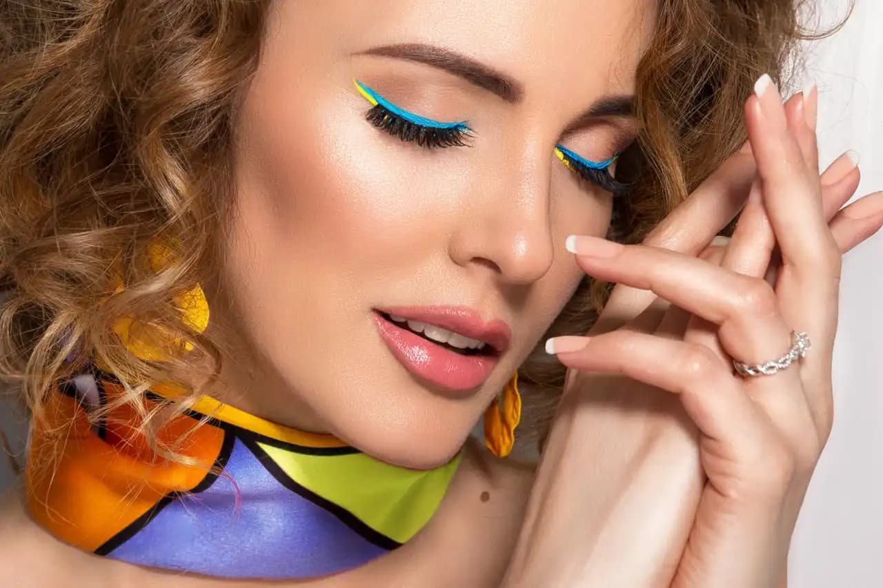 Jak dobrać eyeliner do kształtu oka – rodzaje i techniki aplikacji