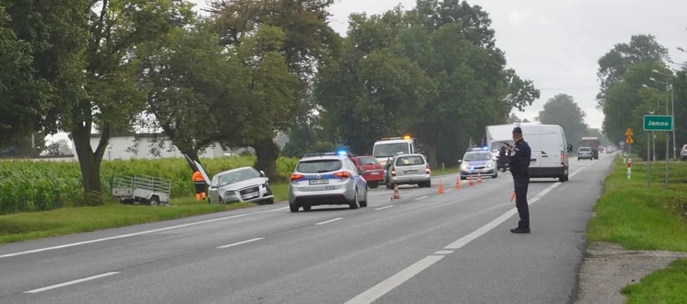 Jamno. 71-latek stracił panowanie nad autem, jedna osoba w szpitalu