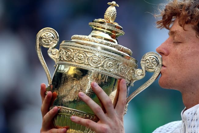 Jannik Sinner obronił tytuł w Wimbledonie. Lider światowego rankingu pokonał w finale Alexandra Zvereva 6:7 (7-9), 7:6 (7-2), 6:3, 6:4 i zdobył piąte wielkoszlemowe trofeum w karierze.