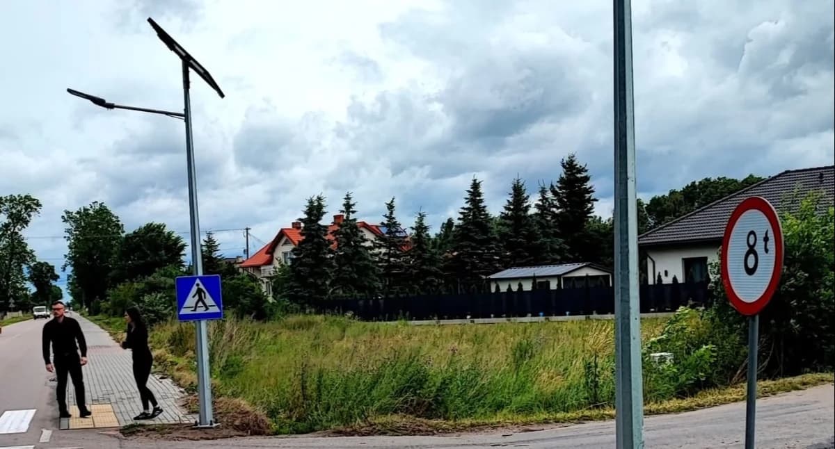 Jaśniej i bezpieczniej w Bartnikach. Przy przejściu dla pieszych zamontowano nowe oświetlenie