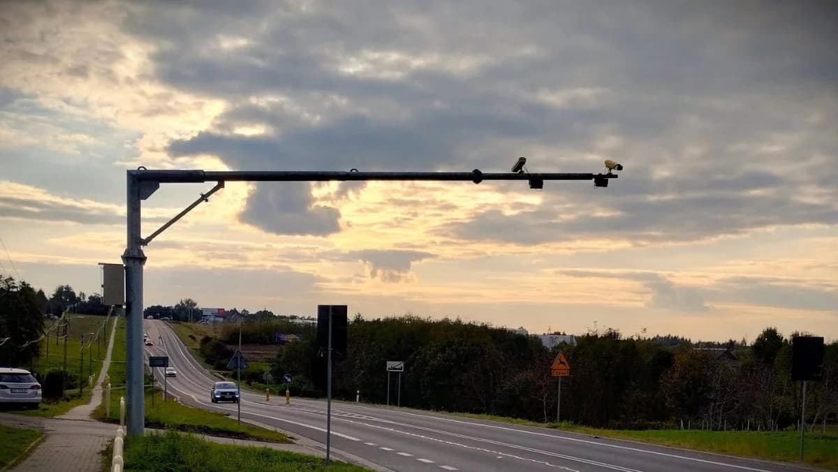 Jechał 145 km/h i nie dostał mandatu. Wielu kierowców wciąż nie rozumie, jak działa odcinkowy pomiar prędkości