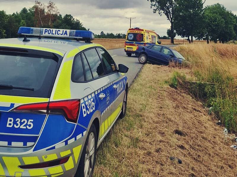 Jechał całą szerokością jezdni. 80-latek z blisko 2 promilami zakończył jazdę w rowie