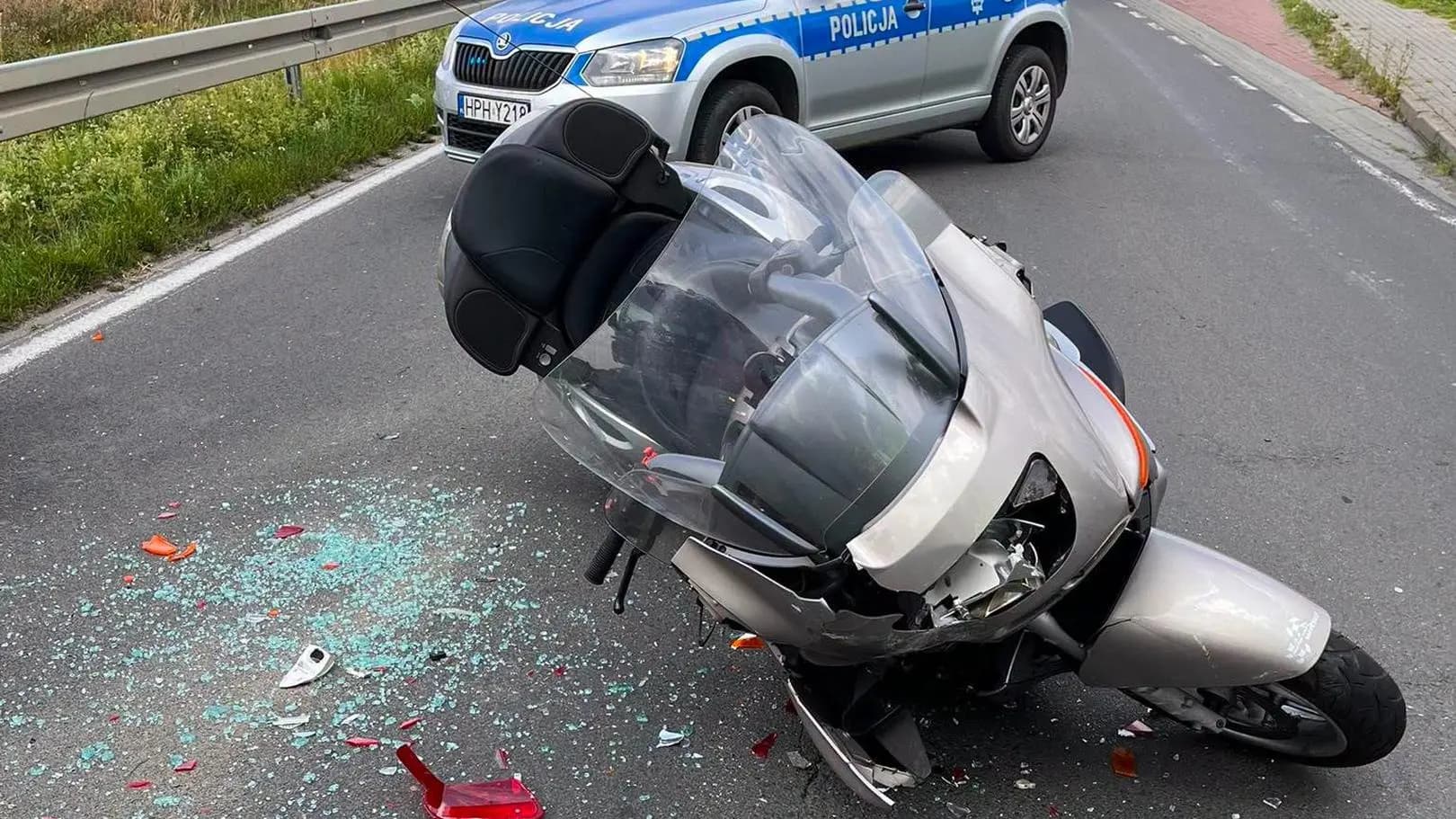Jechał za blisko auta, doszło do wypadku. Motocyklista ranny