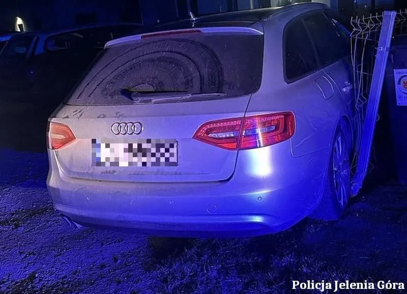 Jechał zygzakiem w stronę Piechowic. Pijany kierowca audi rozbił się na płocie, miał blisko 3 promile!