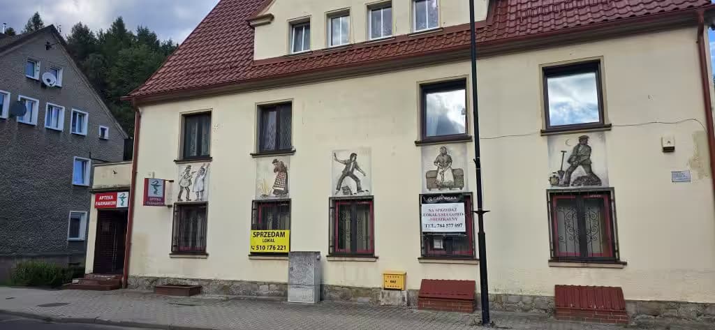 Jedlina-Zdrój. Zobaczcie budynek z freskami przy ul. Piastowskiej 38