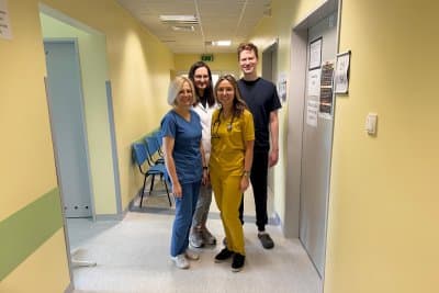 Jedna na milion. Lekarze z „Biegańskiego” leczą nastolatkę z jedną z najrzadszych chorób na świecie