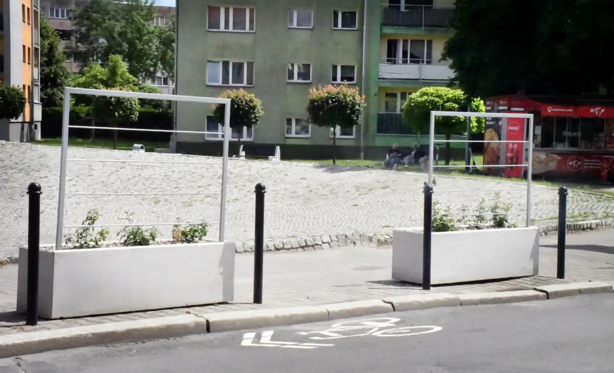 „Jest brzydko, ale przynajmniej drogo”. Burza w sieci o betonowe donice za 316 tys. zł