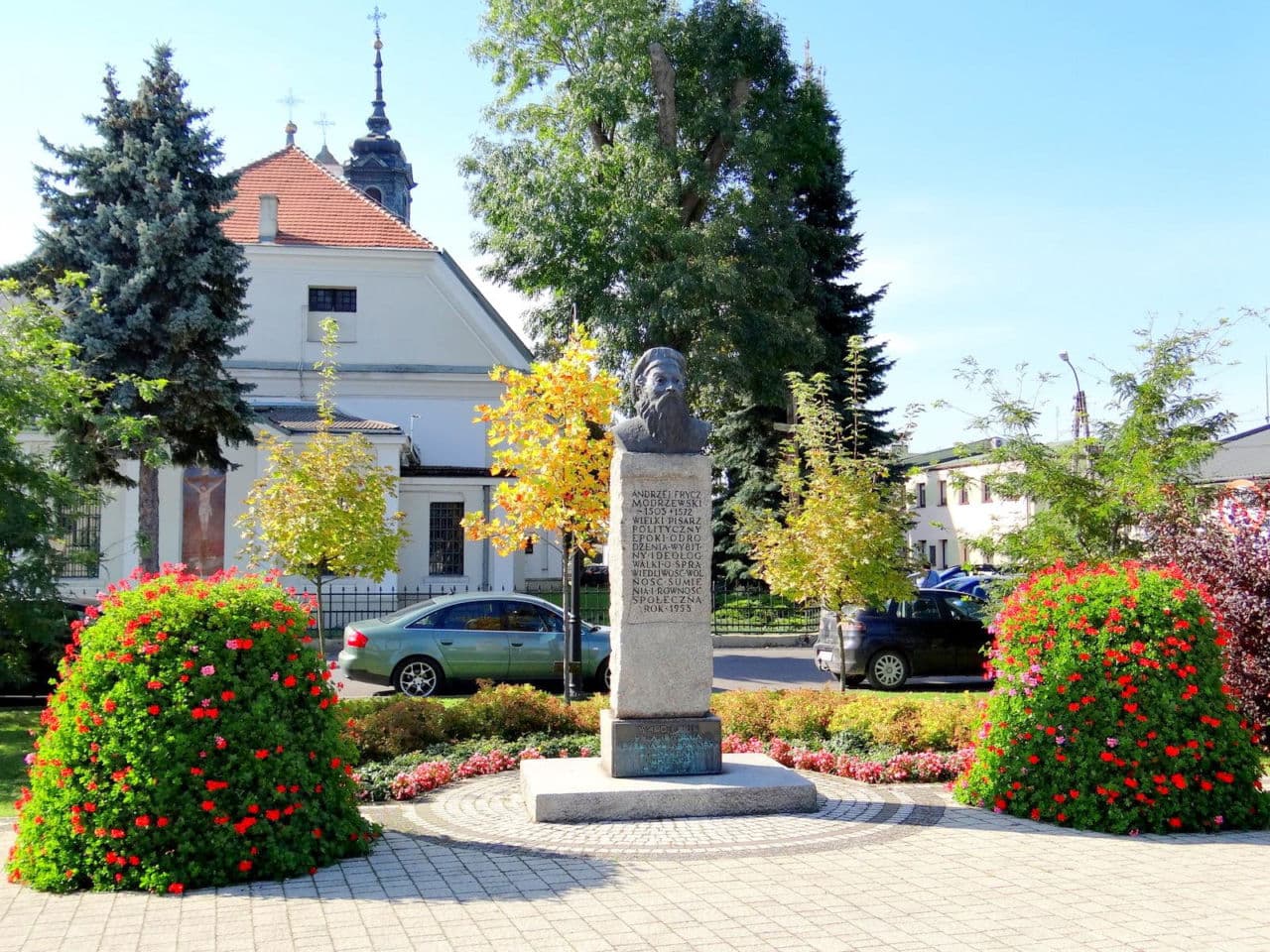 Jest jednym z najstarszych miast w woj. łódzkim. Posiada nietypowy układ urbanistyczny
