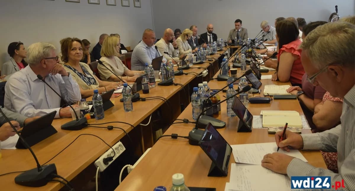 „Jestem absolutnie zażenowany”. Ostre słowa burmistrza po głosowaniu nad zabytkową stajnią