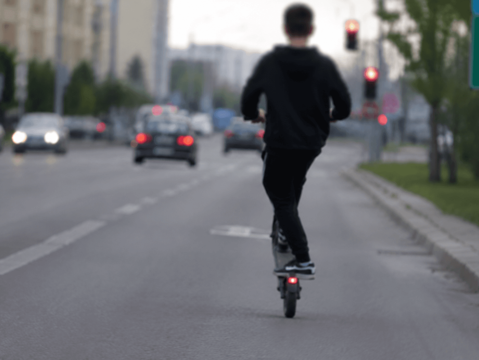 Jeździł hulajnogą jak kaskader. Pokazywał przy tym ,,środkowy palec'' i krzyczał na kierowców