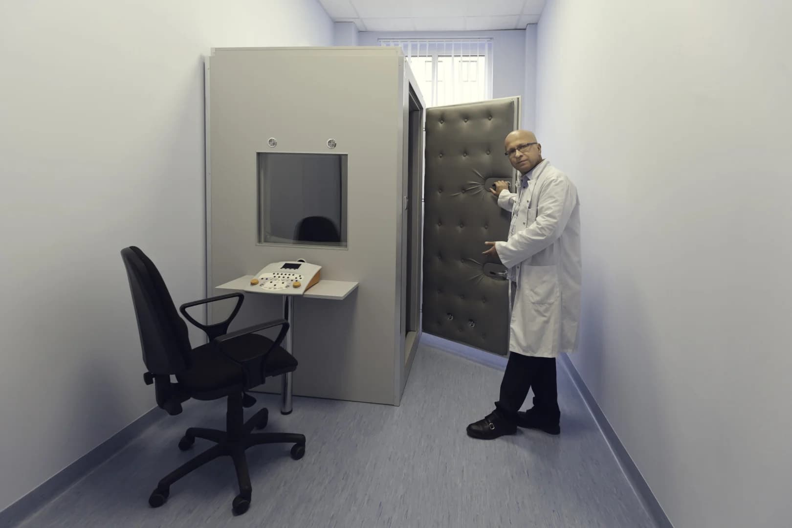 Kabina ciszy do badania słuchu – dlaczego jest niezbędna w gabinecie audiologicznym