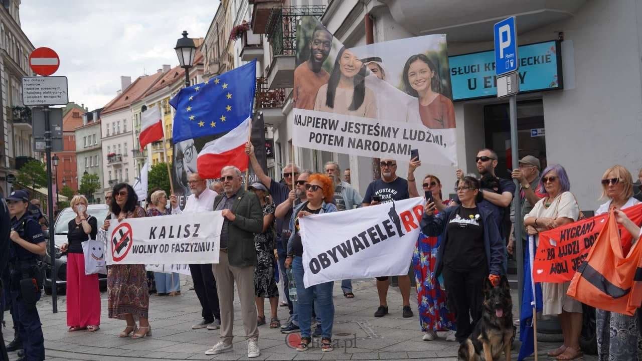 „Kalisz przeciwko ksenofobii i faszyzmowi”. Demonstracja solidarności z Ukrainą na Głównym Rynku