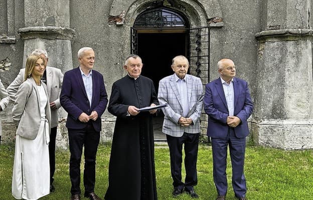 Kaplica Oraczewskich ocalona Zlokalizowana na kościelnym wzgórzu, stanowi jeden z najciekawszych zabytków Ponidzia, zbudowana według unikatowego w regionie projektu architekta...