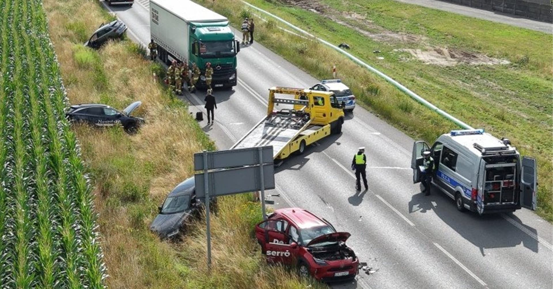 Karambol na obwodnicy. 29-letni kierowca był agresywny, został zakuty w kajdanki