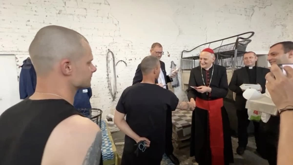 Kard. Zuppi do rosyjskich jeńców: Papież modli się za was