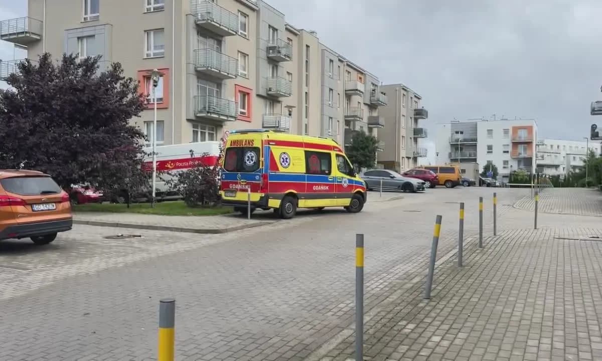 Karetka z włączonymi sygnałami zostawiona na osiedlu. Ratownikom musiało się bardzo spieszyć