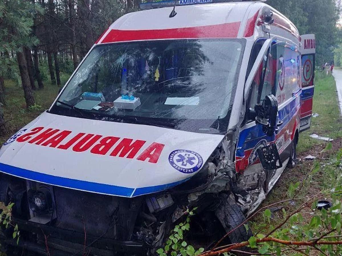 Karetka zderzyła się z BMW w woj. łódzkim. Cztery osoby trafiły do szpitala
