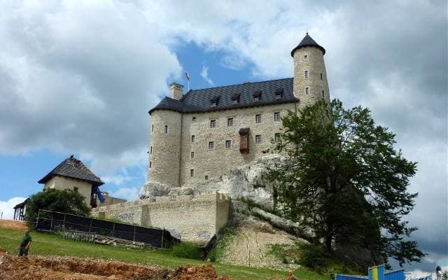 Kiedyś całkowita ruina, dziś idealna scenografia do filmu Disneya. Tak zmieniał się zamek w Bobolicach