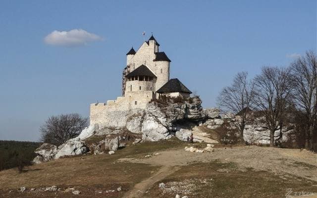 Kiedyś ten zamek był całkowitą ruiną. Teraz to idealna scenografia do filmu Disneya. Zobacz, jak zmieniał się zamek w Bobolicach