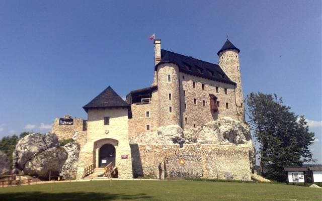 Kiedyś totalna ruina, dziś wymarzona scenografia dla filmów Disneya. Zobacz, jak przez lata zmieniał się zamek w Bobolicach