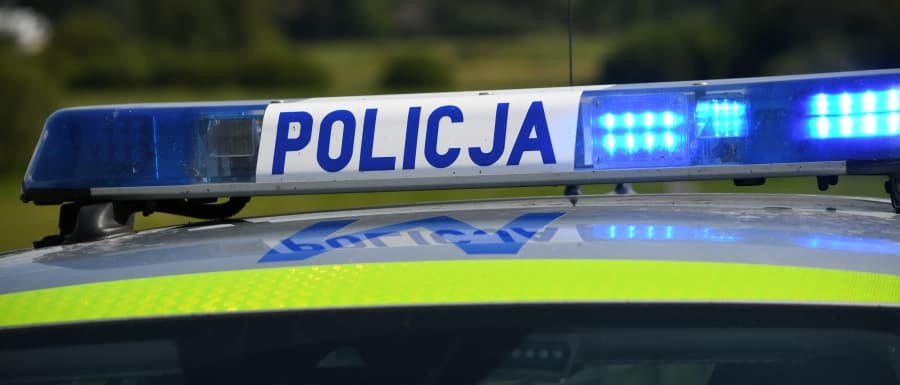 Kierowca Opla zwrócił uwagę drogówki, bo miał niesprawne światła w aucie. Okazało się, że jest poszukiwany przez sąd