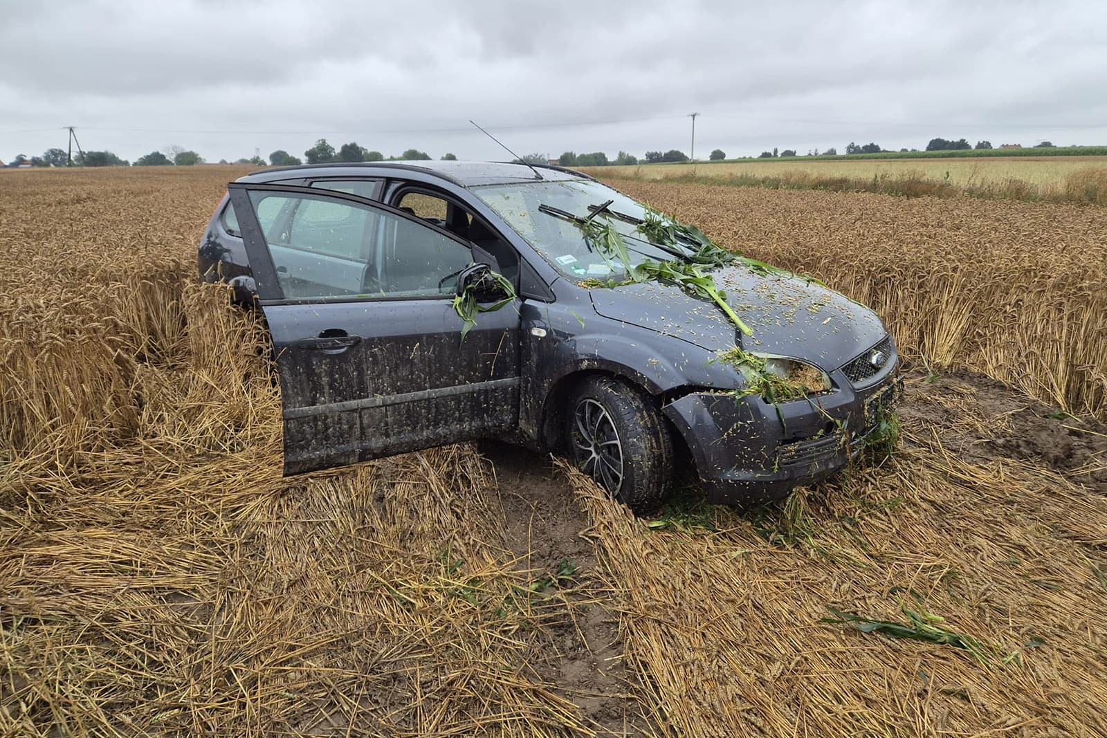 Kierowca stracił panowanie nad Fordem koło Krzywizny. Auto zatrzymało się na polu