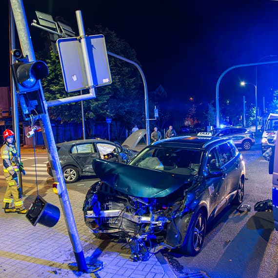 Kierowca Volkswagena wyjechał na drogę z pierwszeństwem. Taksówka nie miała szans wyhamować. Zobacz film!