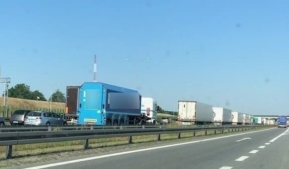 Kierowcy stoją w korku na poznańskim odcinku autostrady A2. Zator ma obecnie około 5 km