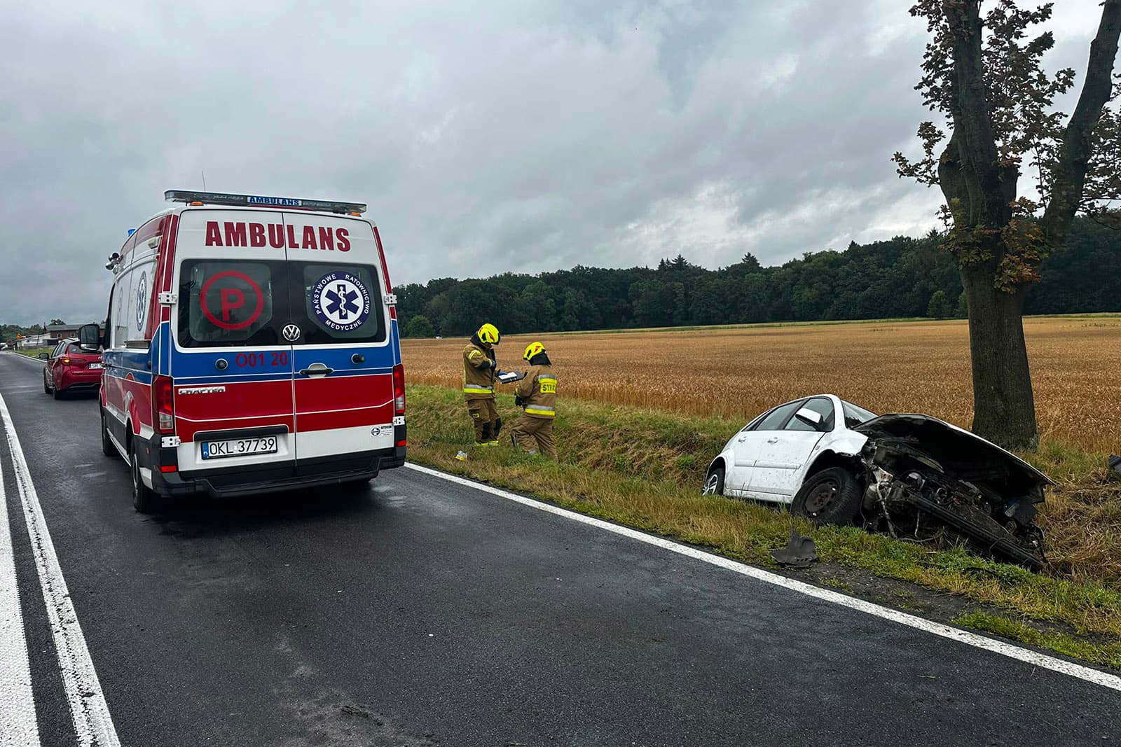Kierujący Fordem wjechał do rowu na DK11 pomiędzy Byczyną a Gołkowicami