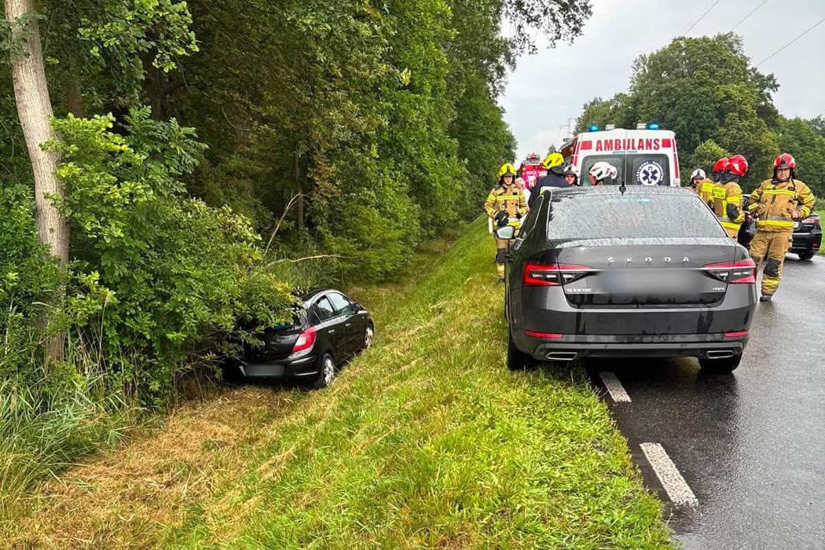 Kierujący Oplem wypadł z drogi między Wierchlesiem a Zawadzkiem. Jedna osoba trafiła do szpitala