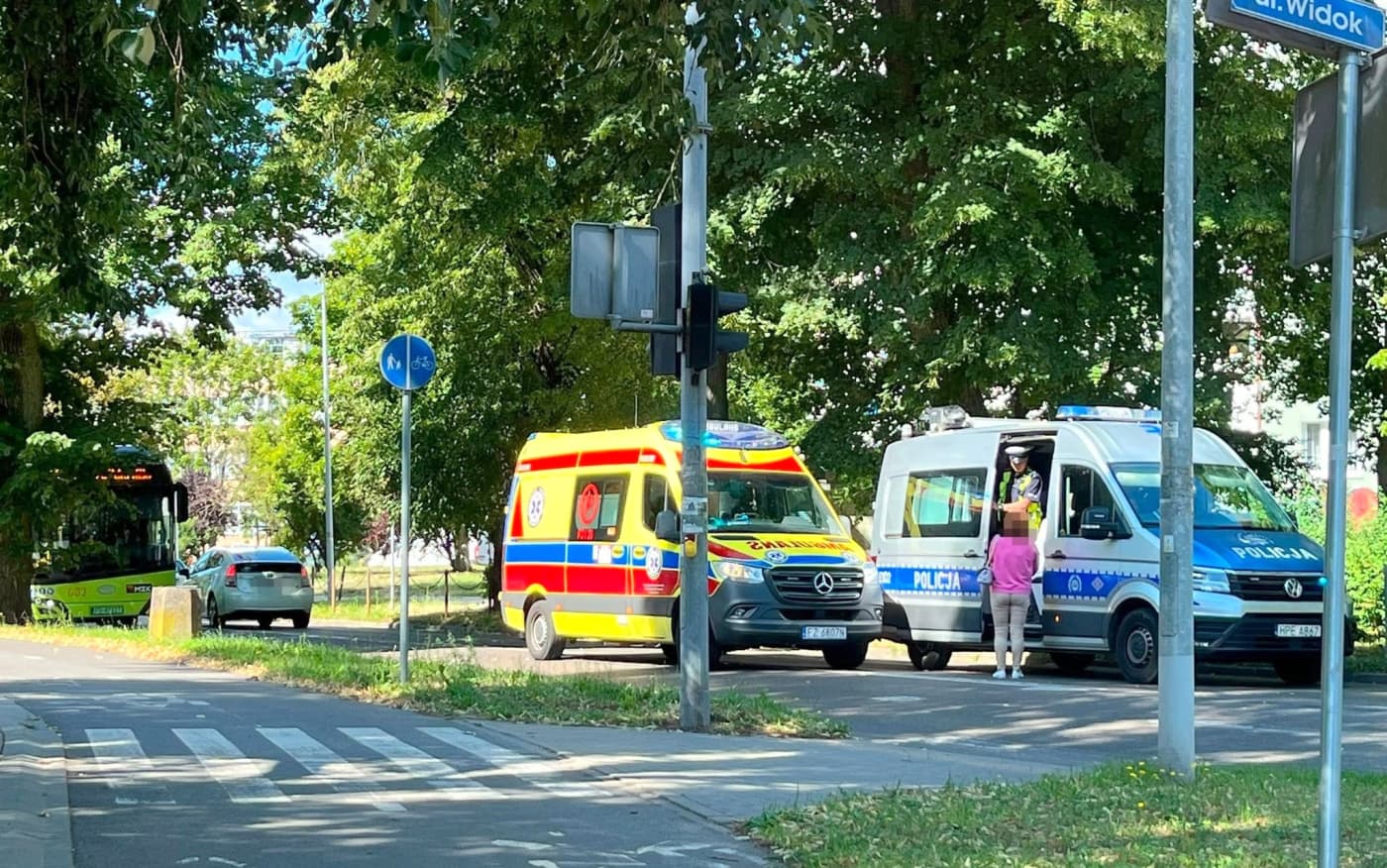 Kierujący taksówką potrącił mężczyznę. Wypadek na pasach ze światłami