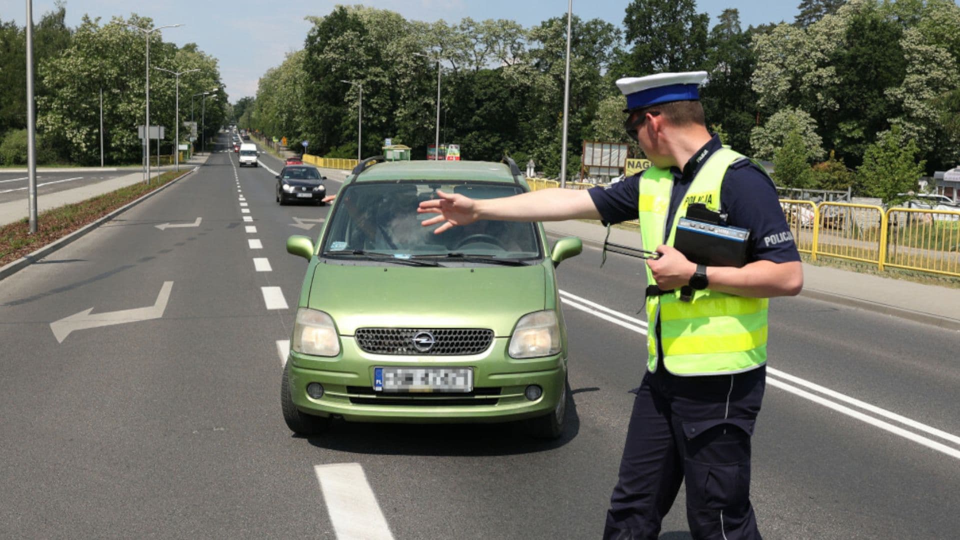 Kilka sekund i dostaniesz mandat 500 zł oraz 12 punktów karnych. Polscy kierowcy robią to na potęgę