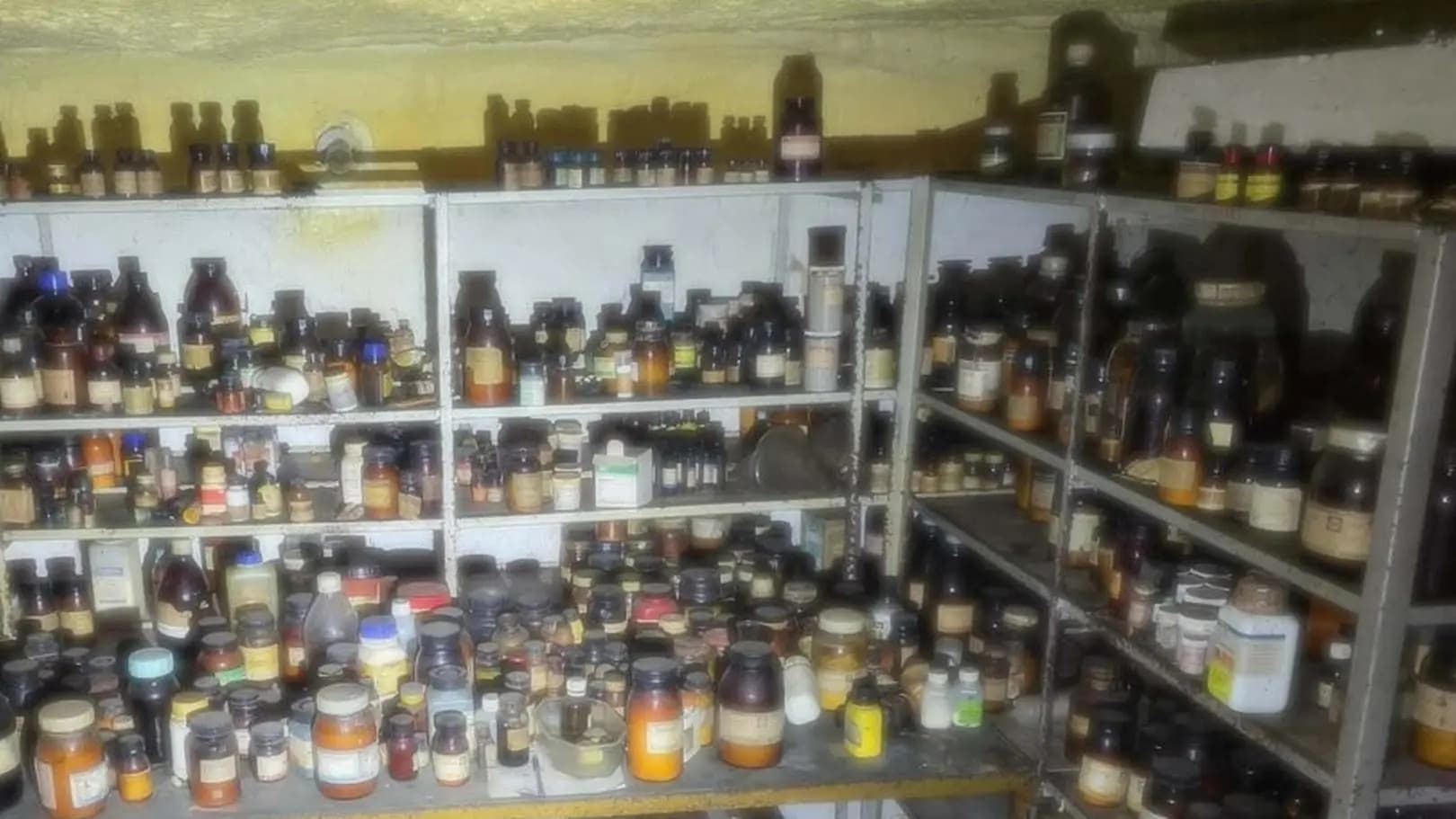 Kilkaset słoików z wybuchową substancją w piwnicy chemika. Co ze śledztwem?