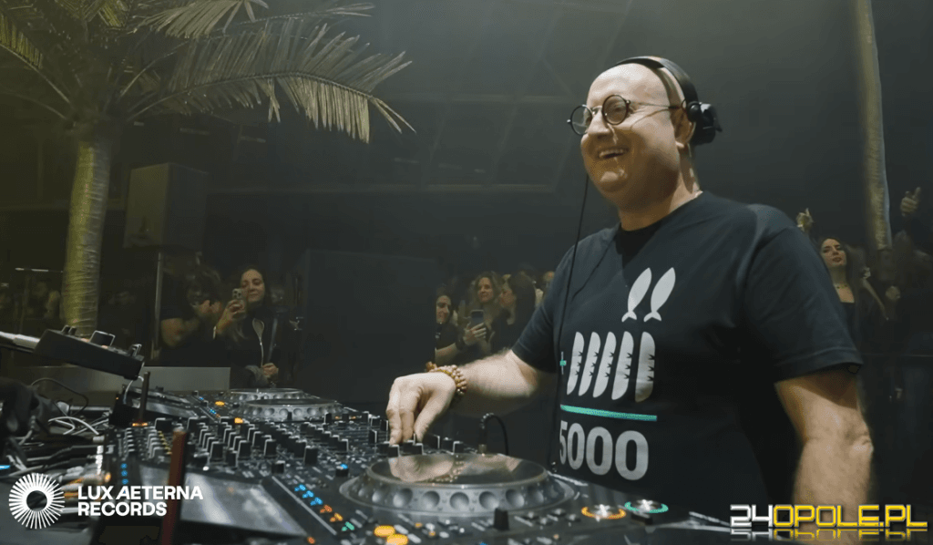 Kim jest najsłynniejszy DJ w sutannie, który zagra w Opolu? Bilety zniknęły w mgnieniu oka