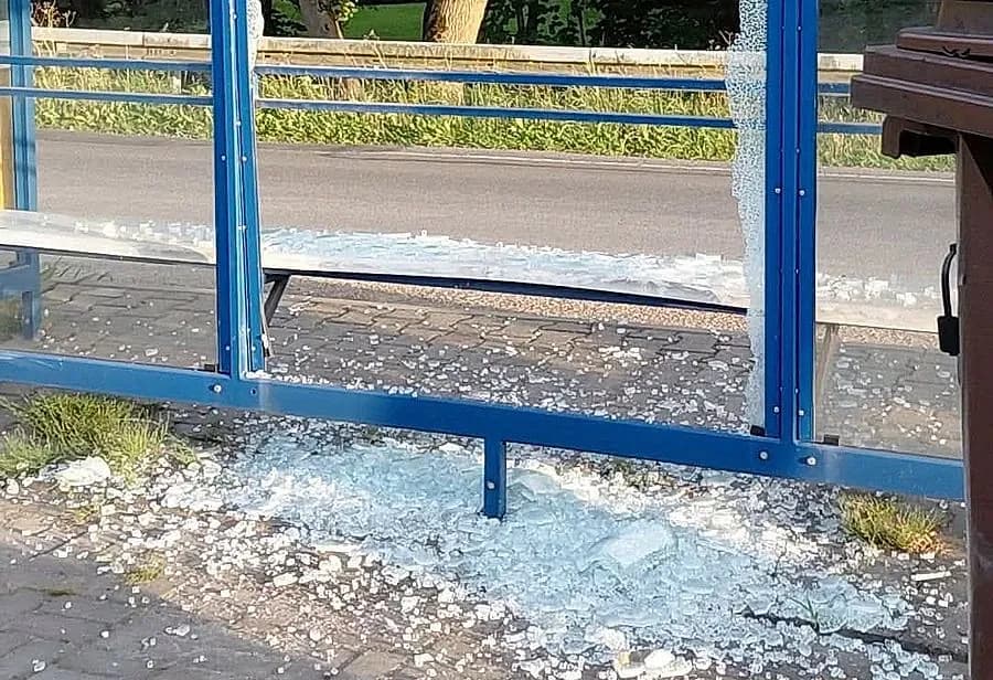 Kim jest wandal, który zniszczył przystanek w Zakrzowie? Mieszkańcy ostrzegają w sieci