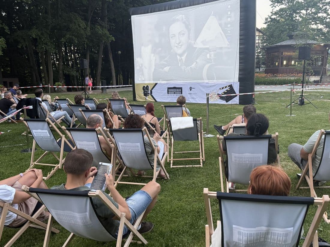 Kino plenerowe w Jastrzębiu. Dziś przy Inhalatorium wyświetlą przedwojenną komedię muzyczną