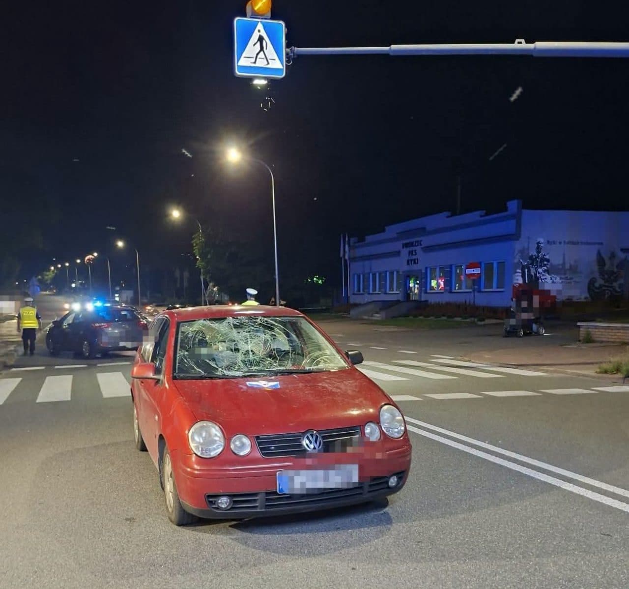Kobieta z 2-letnim dzieckiem potrącone na przejściu. Wjechał w nich kierowca Volkswagena
