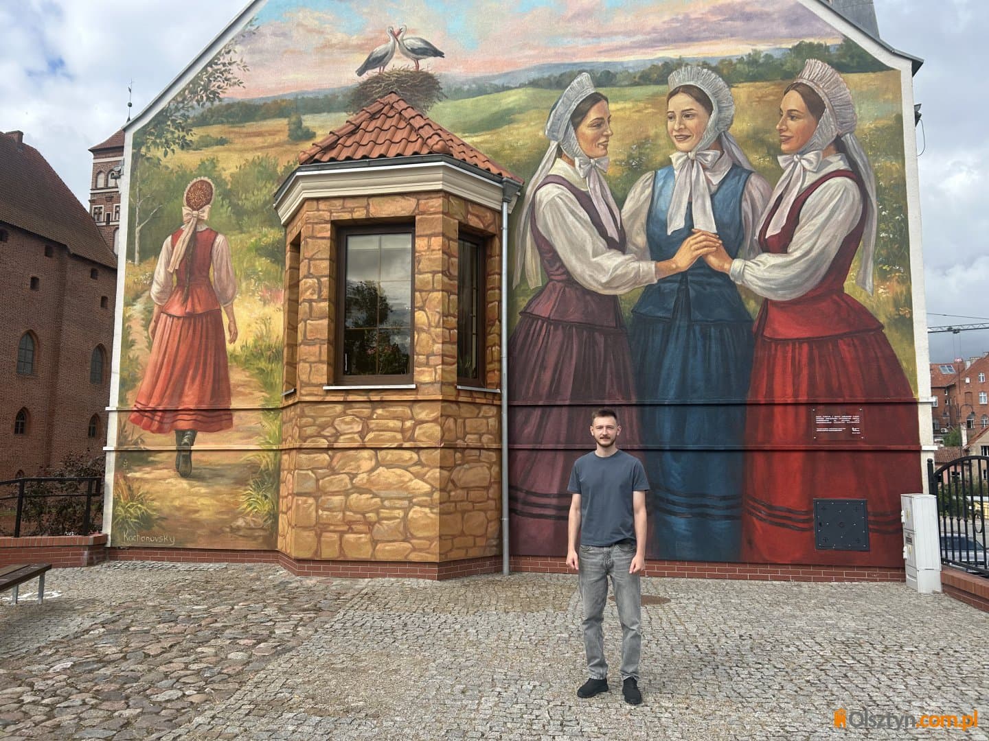Kobiety w czepcach, bocianie gniazdo i warmiński krajobraz. Wyjątkowy mural odsłonięto w Lidzbarku Warmińskim