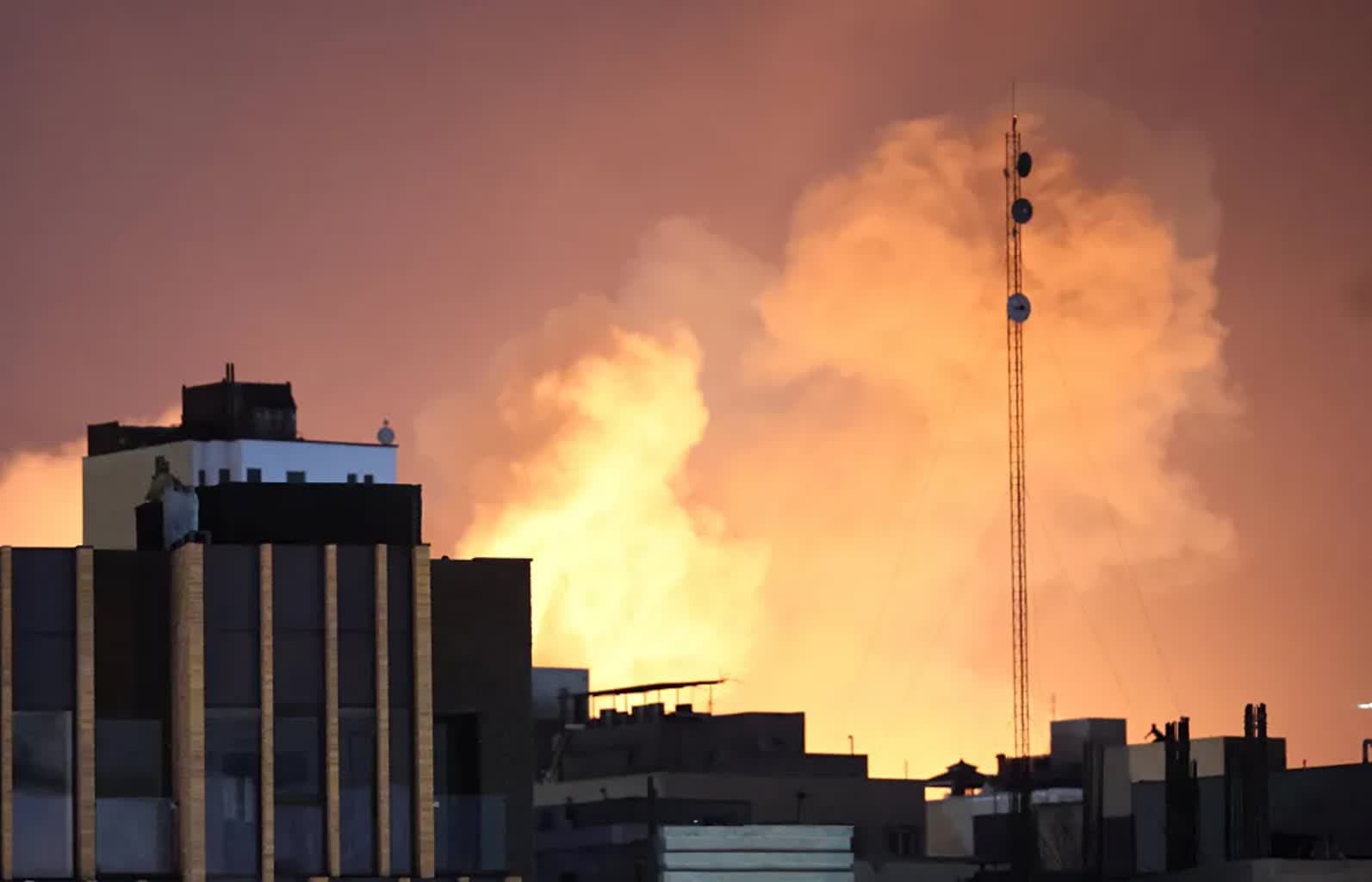 Kolejna noc ataków na Iran. Departament Stanu ostrzega Amerykanów