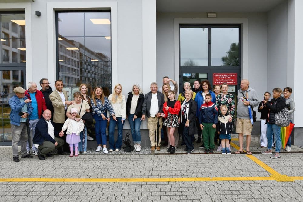 Kolejne trzy rzeźby na szlaku Meci Ewci w Międzyzdrojach